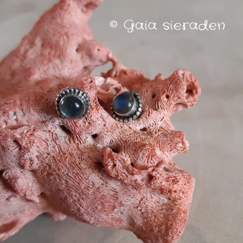 Zilveren oorstekers met labradoriet