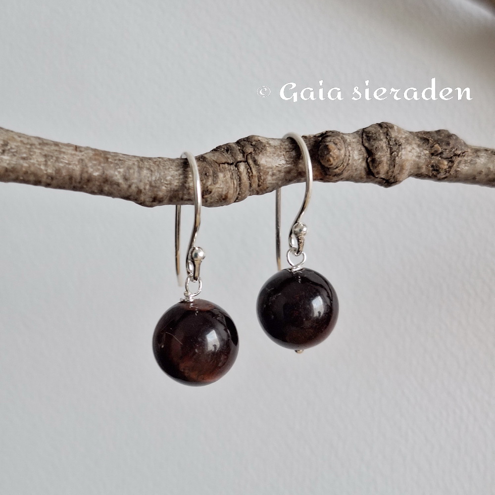 Tijgeroog oorbellen rood 10 mm