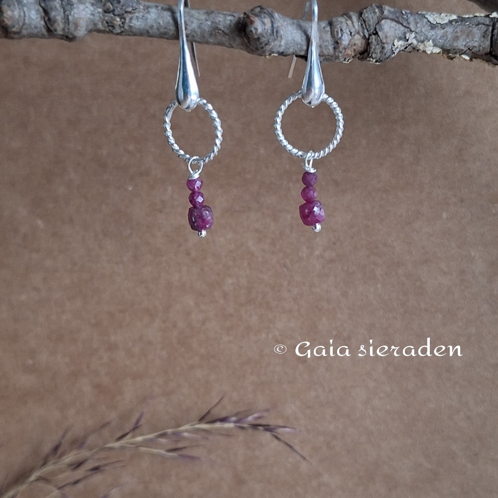 Robijn oorbellen ring