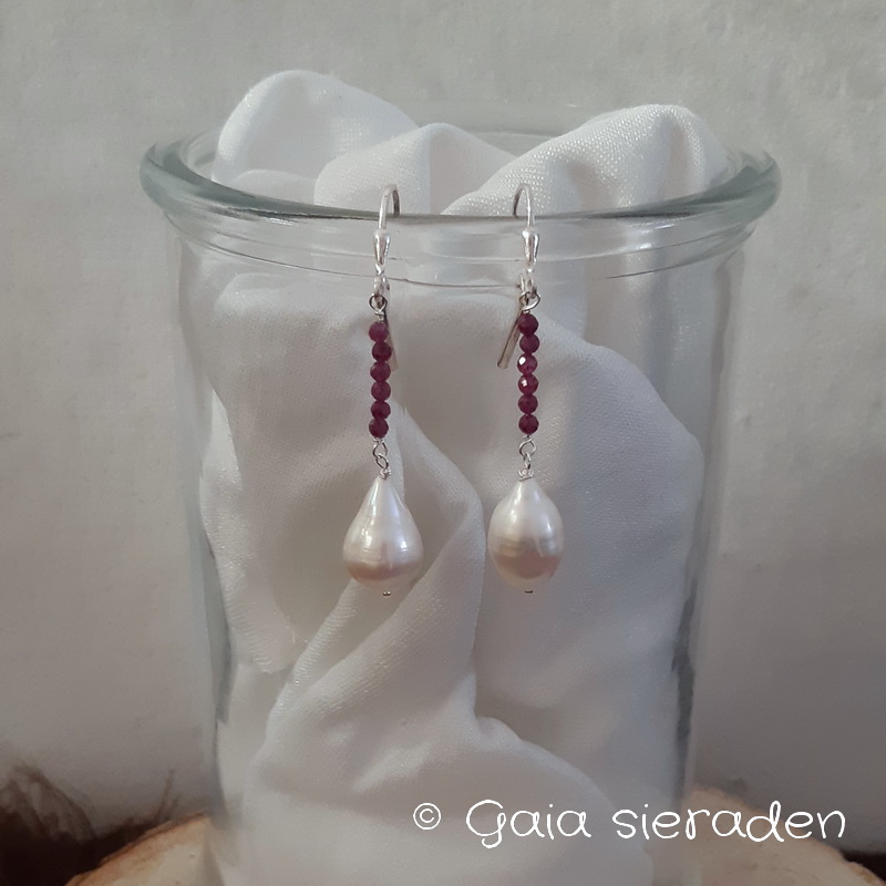 Parel oorbellen met Robijn