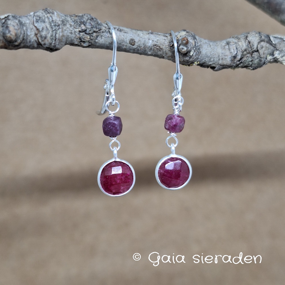 Robijn zilveren oorbellen facet met brisuur