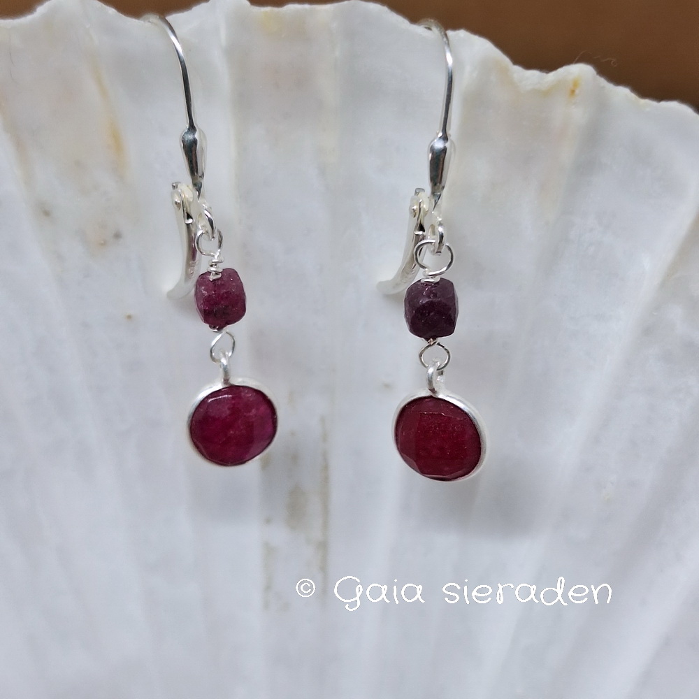 Robijn zilveren oorbellen facet met brisuur