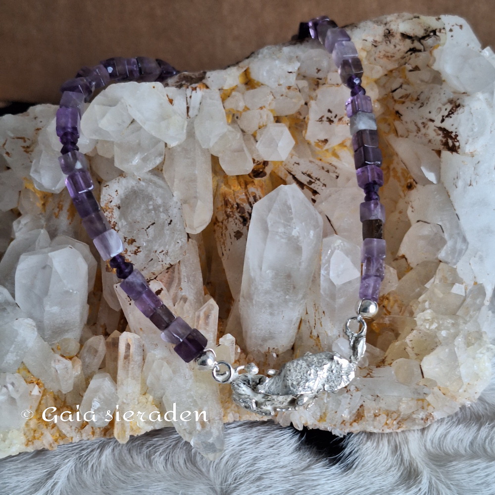 Amethist ketting met gietzilver