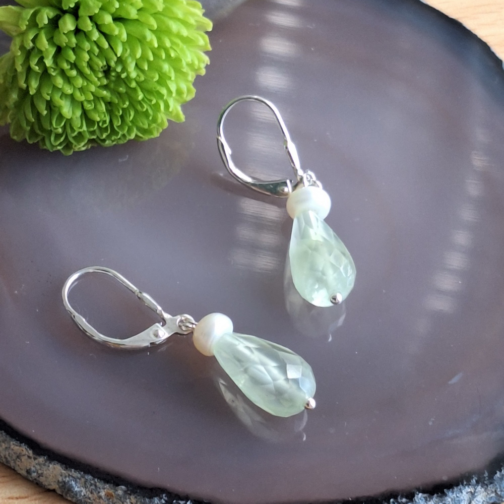 Oorbellen Prehniet druppel met Parel