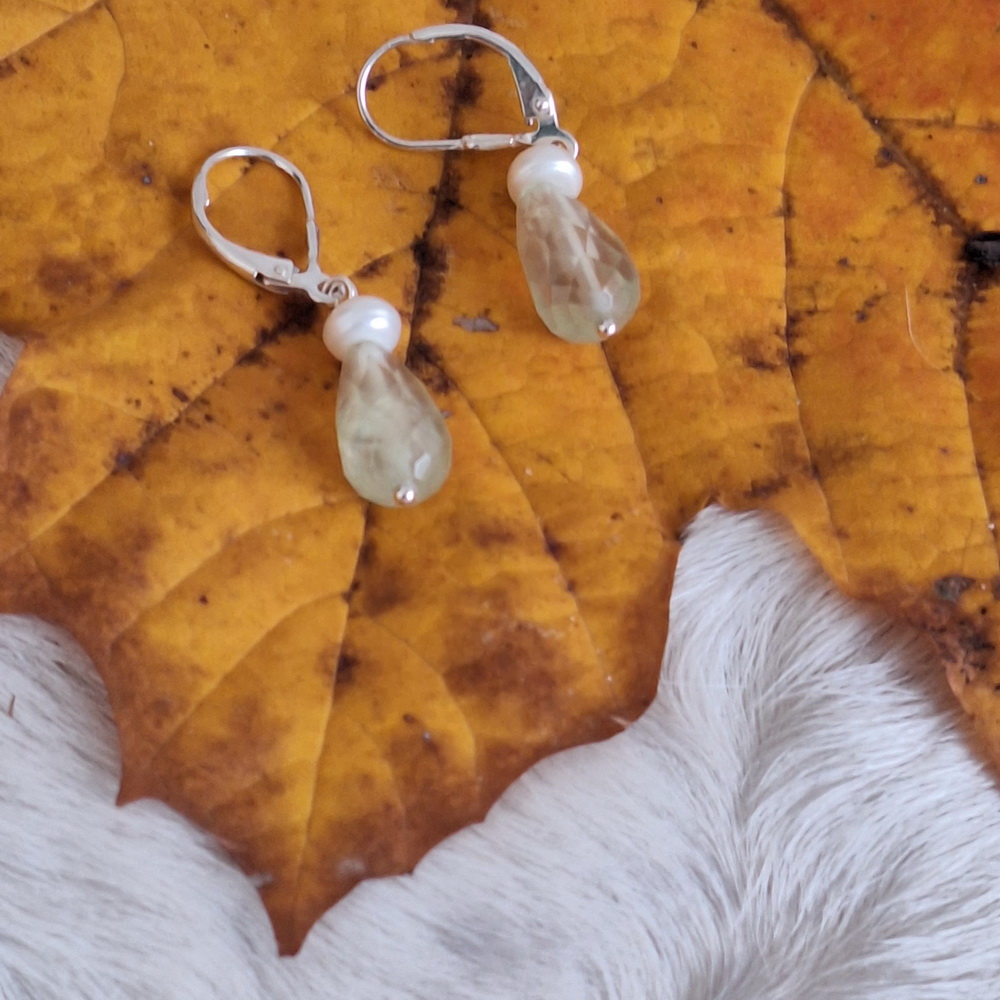 Oorbellen Prehniet druppel met Parel