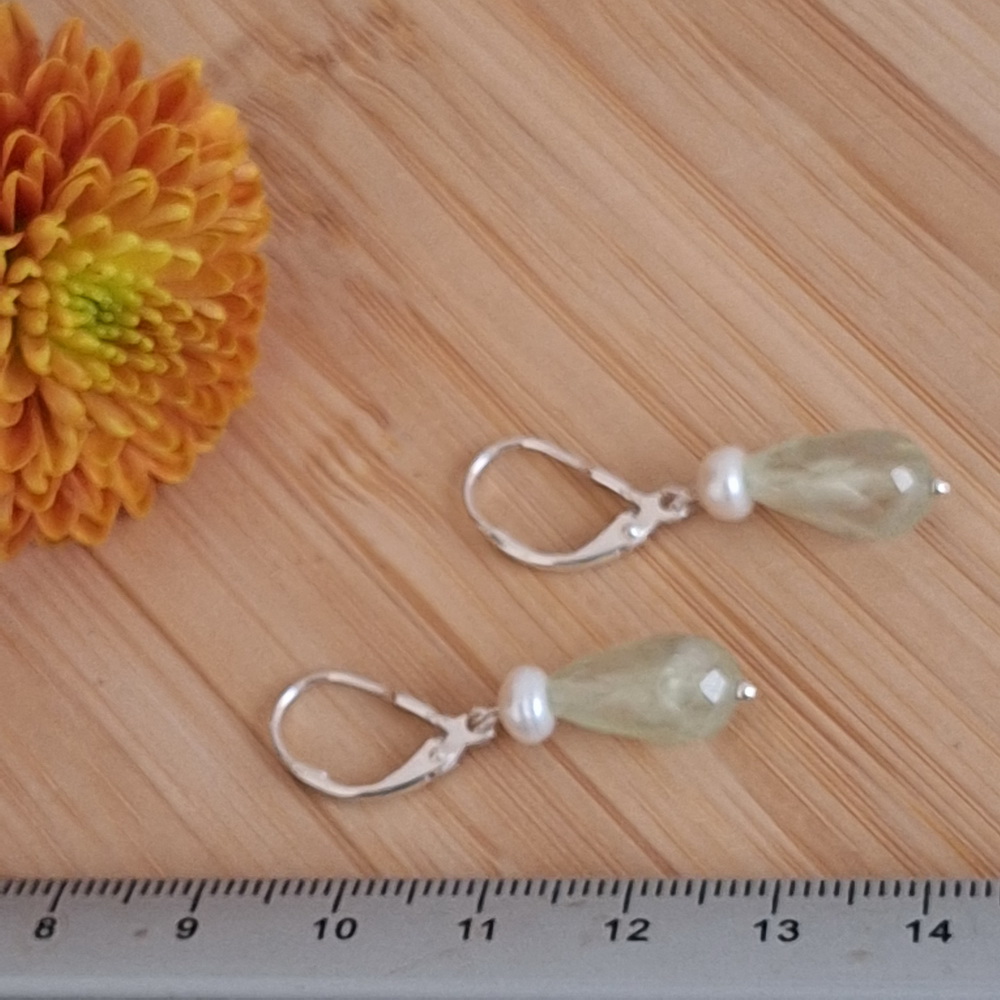 Oorbellen Prehniet druppel met Parel