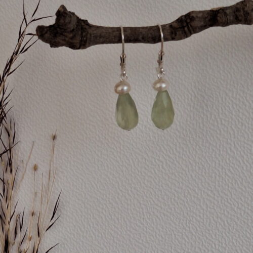 Oorbellen Prehniet druppel met Parel