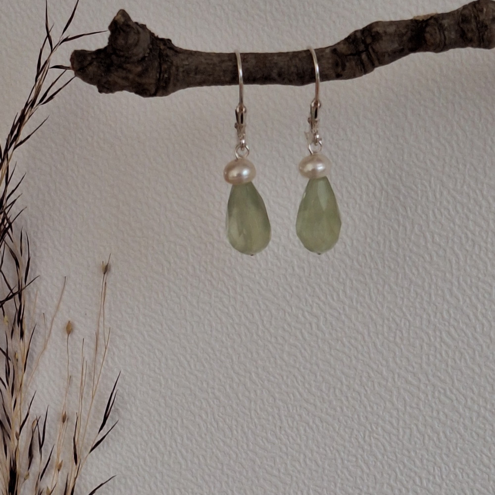 Oorbellen Prehniet druppel met Parel