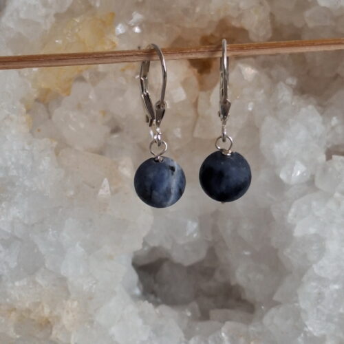 Sodaliet oorbellen matte bol