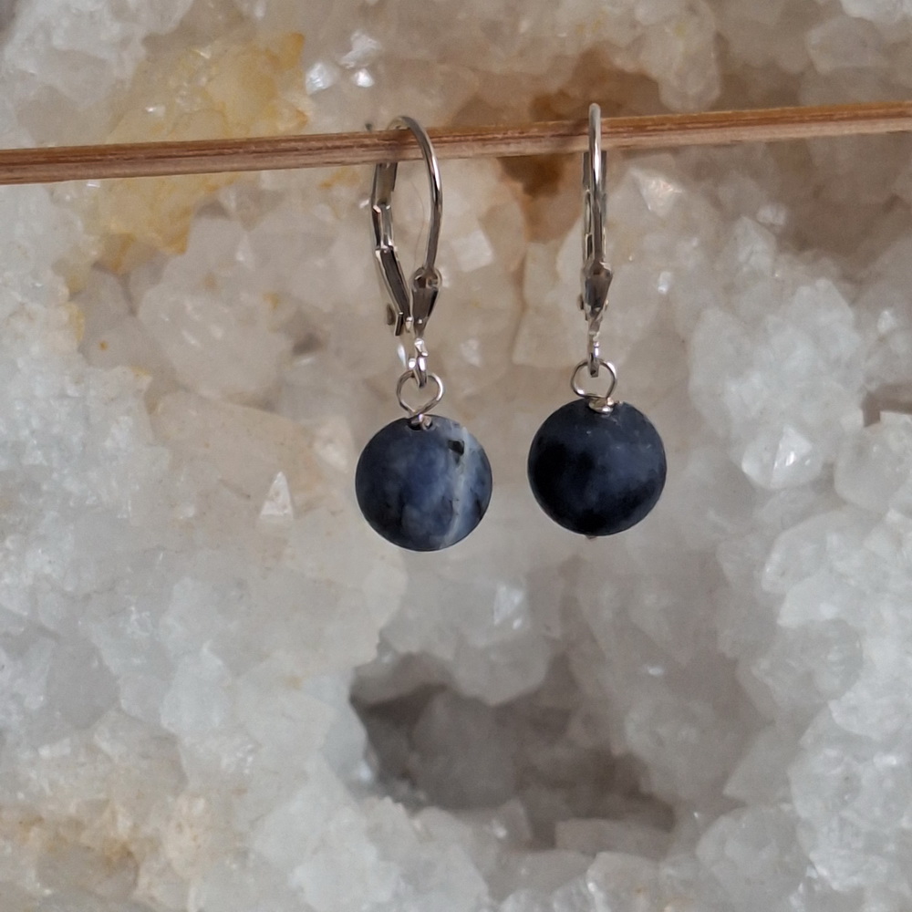 Sodaliet oorbellen matte bol