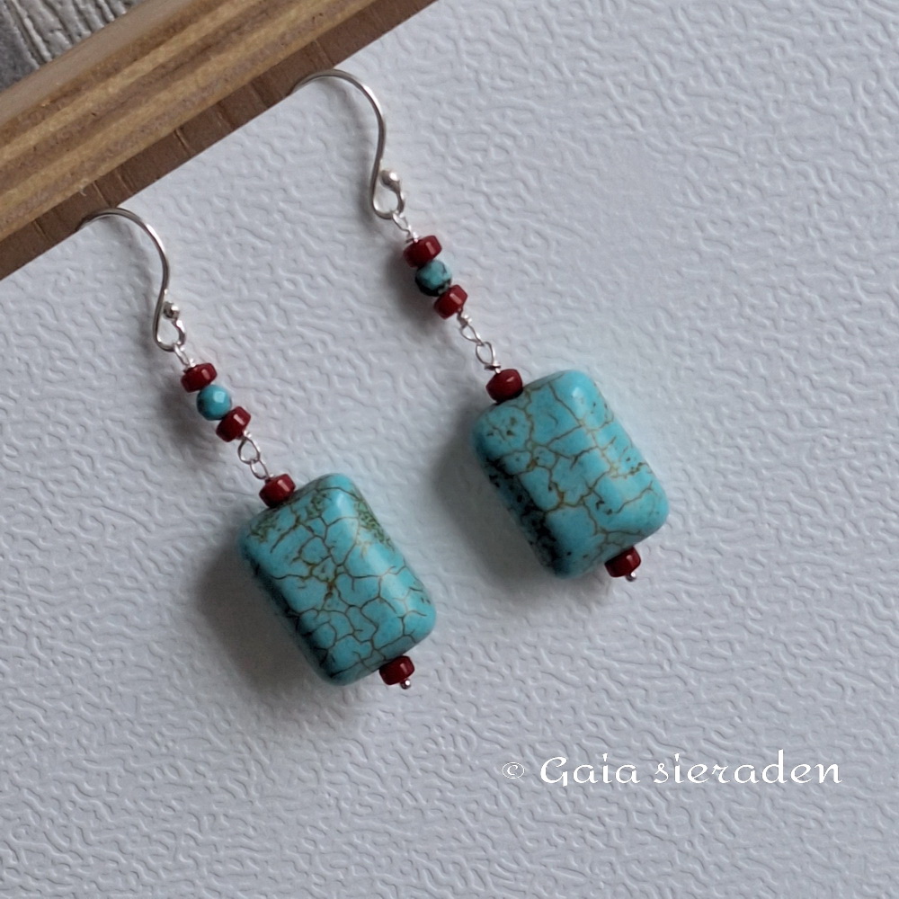 Howliet turquoise oorbellen met koraal