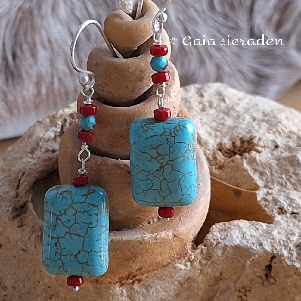 Howliet turquoise oorbellen met koraal