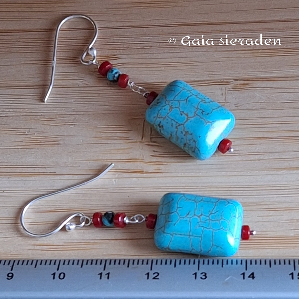 Howliet turquoise oorbellen met koraal