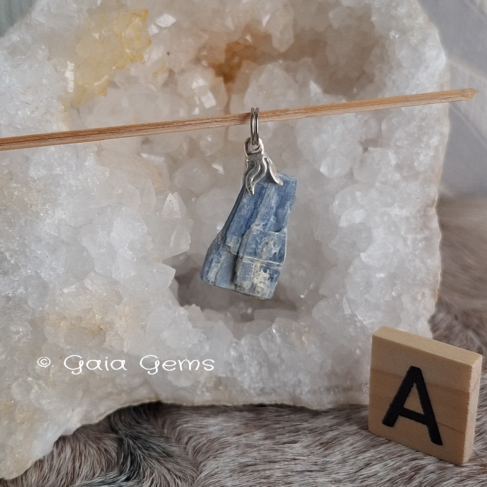 Edelsteen hangertje Kyaniet