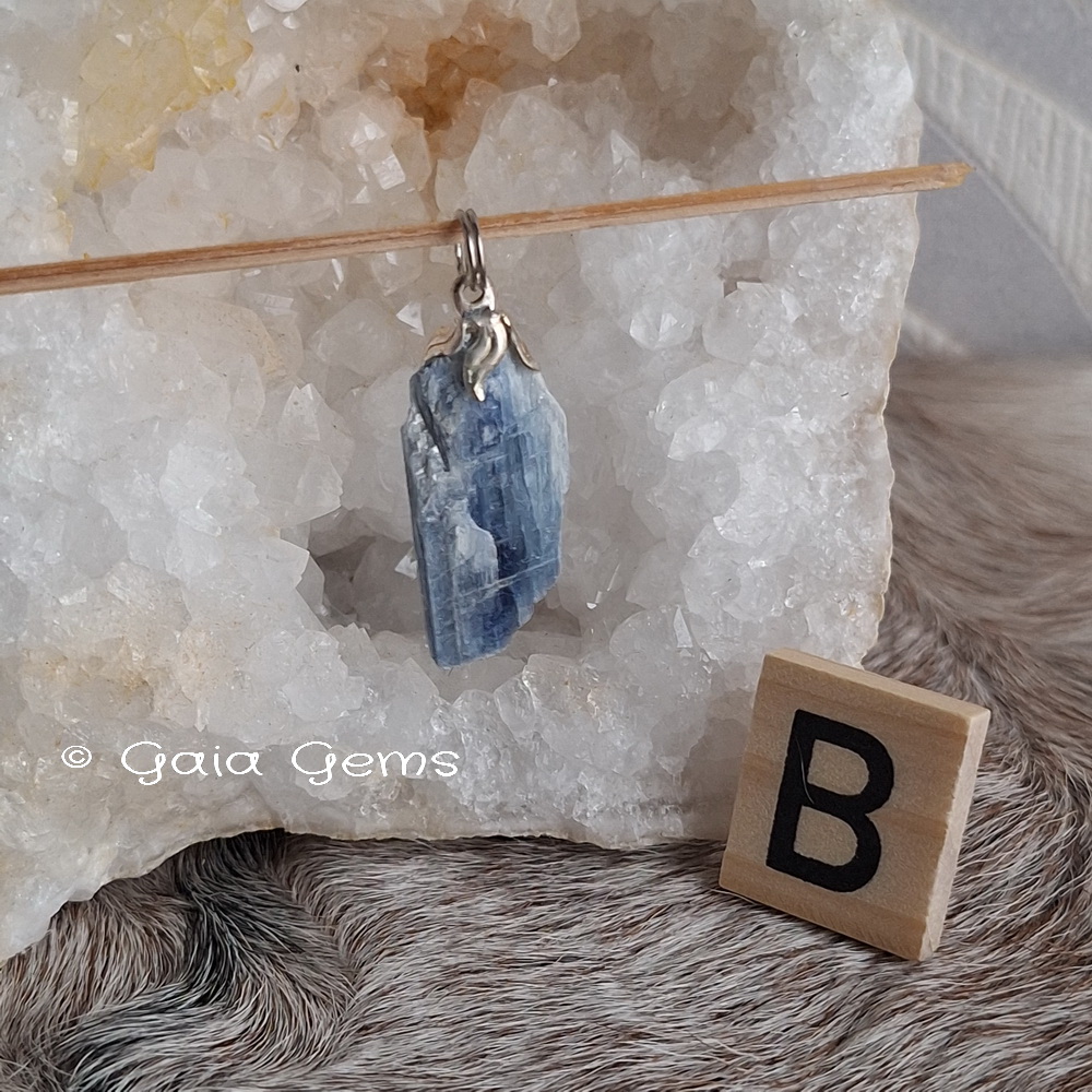 Edelsteen hangertje Kyaniet