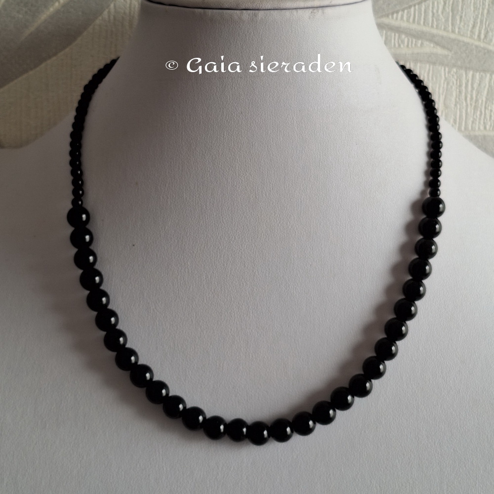 Onyx ketting 8 en 4 mm kralen