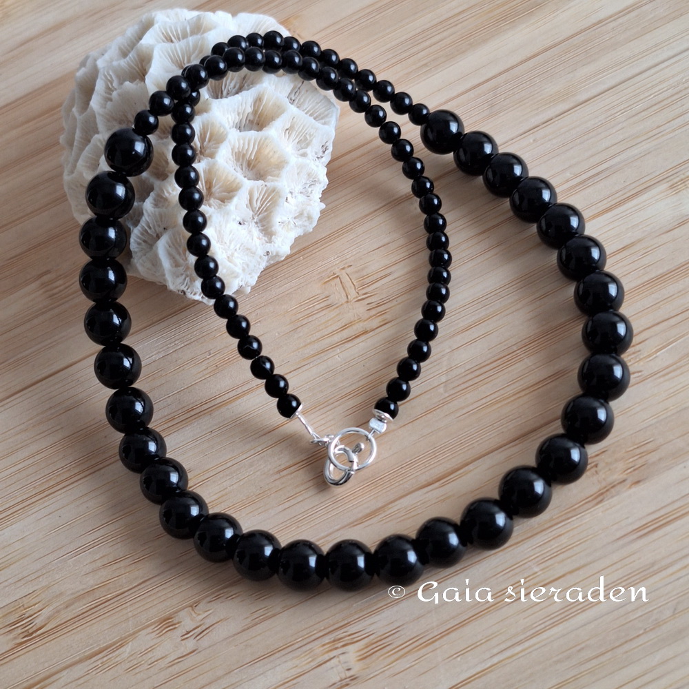 Onyx ketting 8 en 4 mm kralen