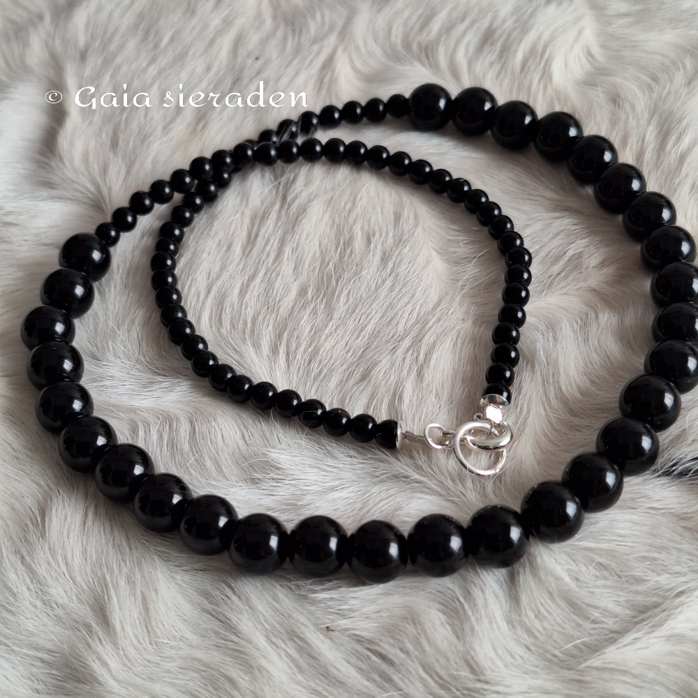 Onyx ketting 8 en 4 mm kralen