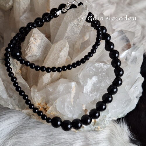 Onyx ketting 8 en 4 mm kralen