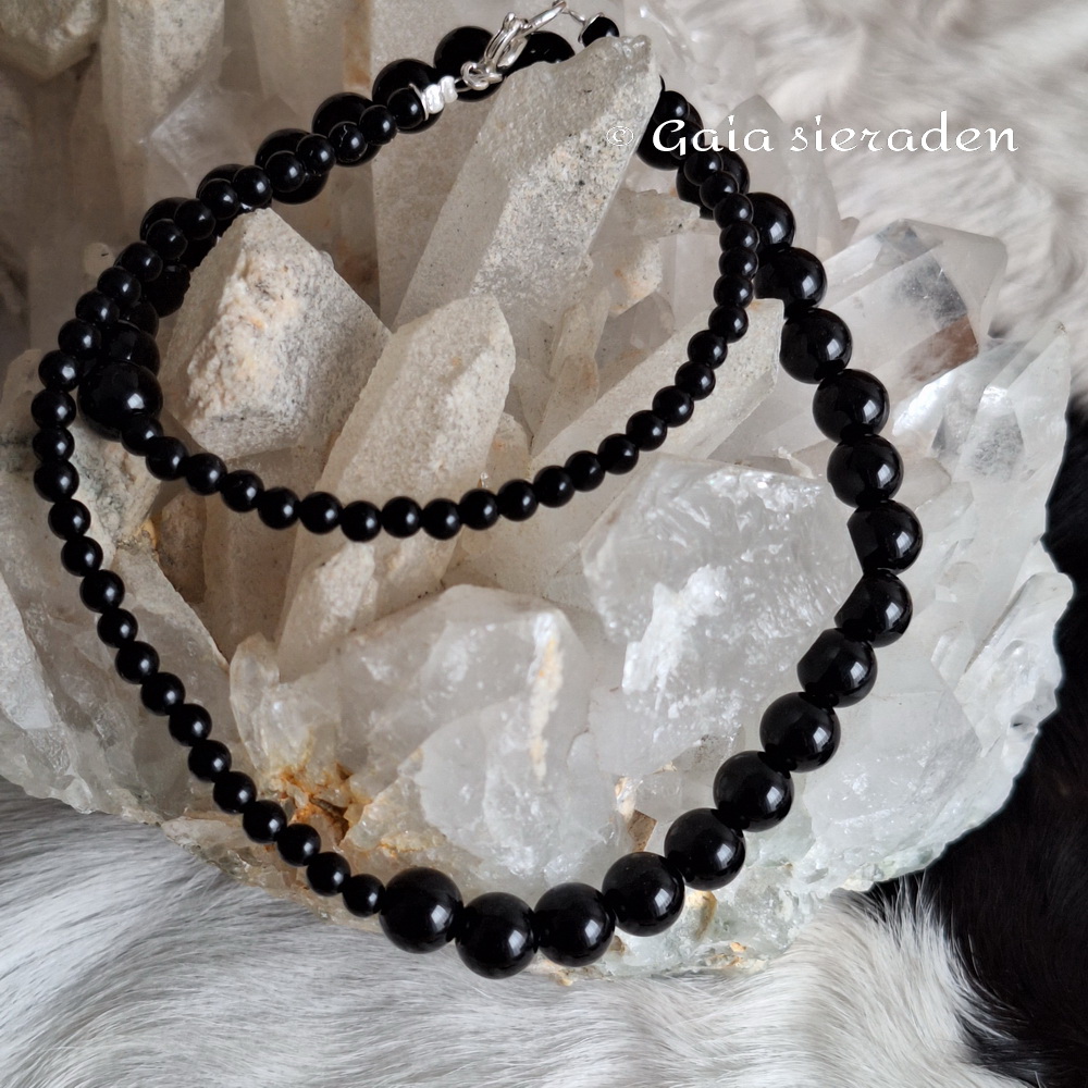 Onyx ketting 8 en 4 mm kralen