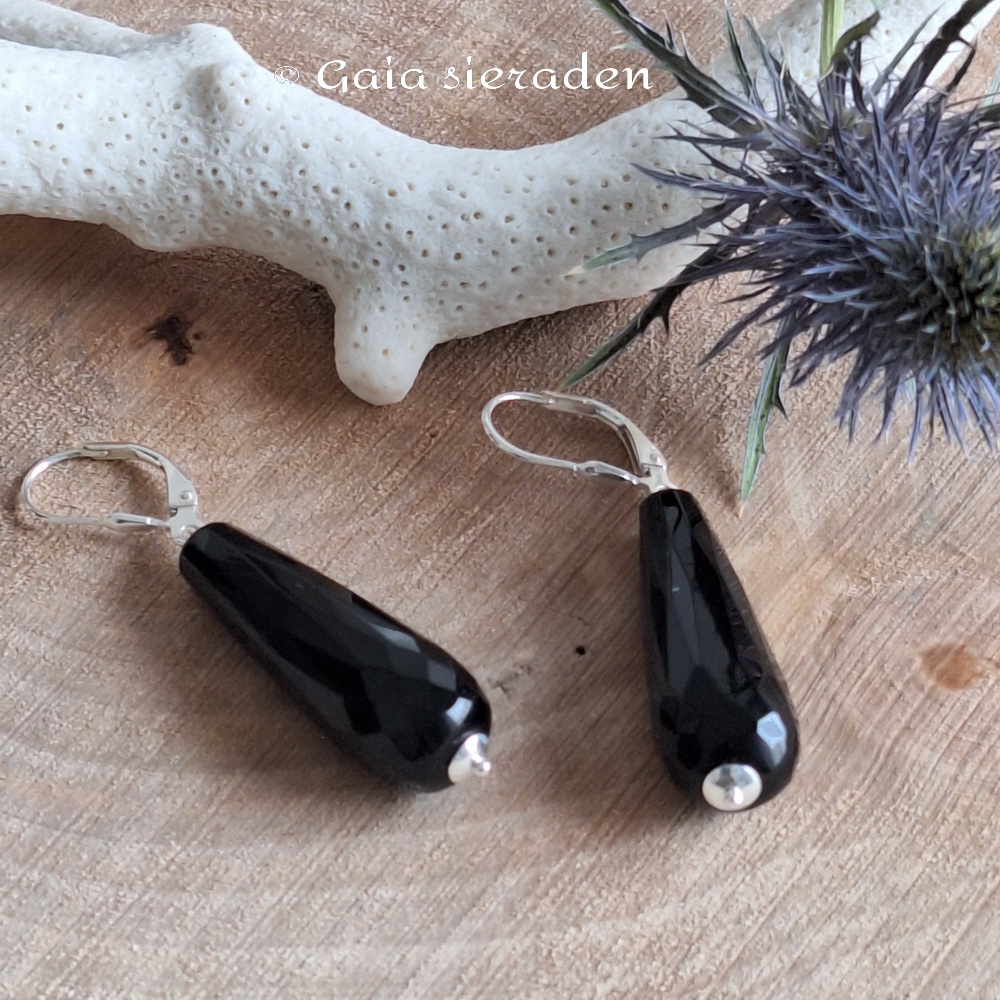 Onyx oorbellen facet druppel met brisuur