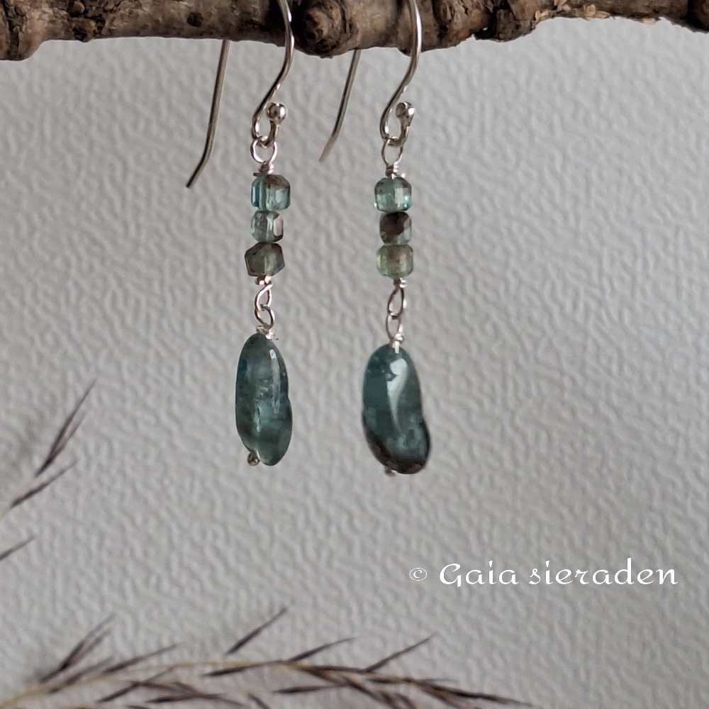 Oorbellen groene Apatiet geketteld