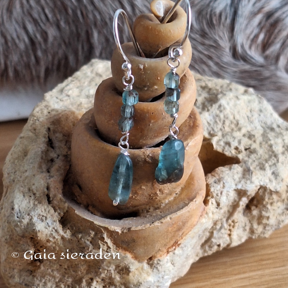 Oorbellen groene Apatiet geketteld