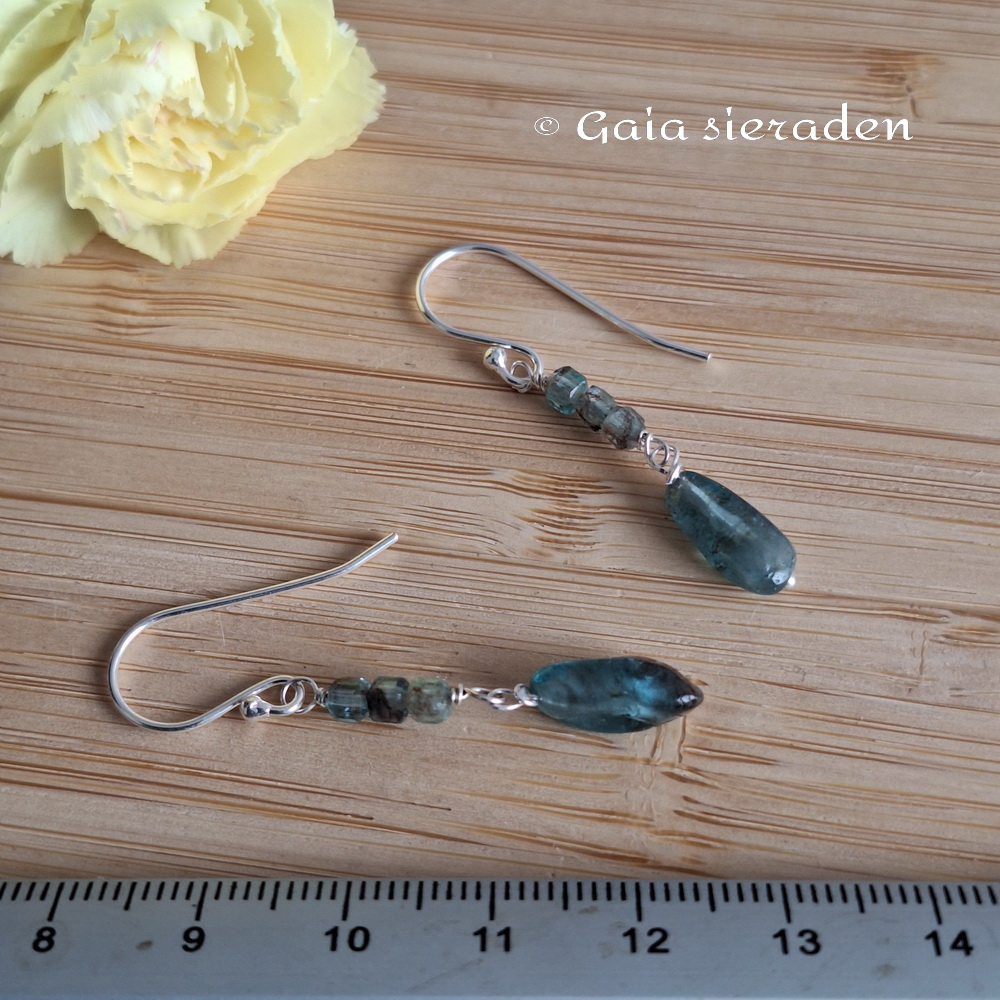 Oorbellen groene Apatiet geketteld