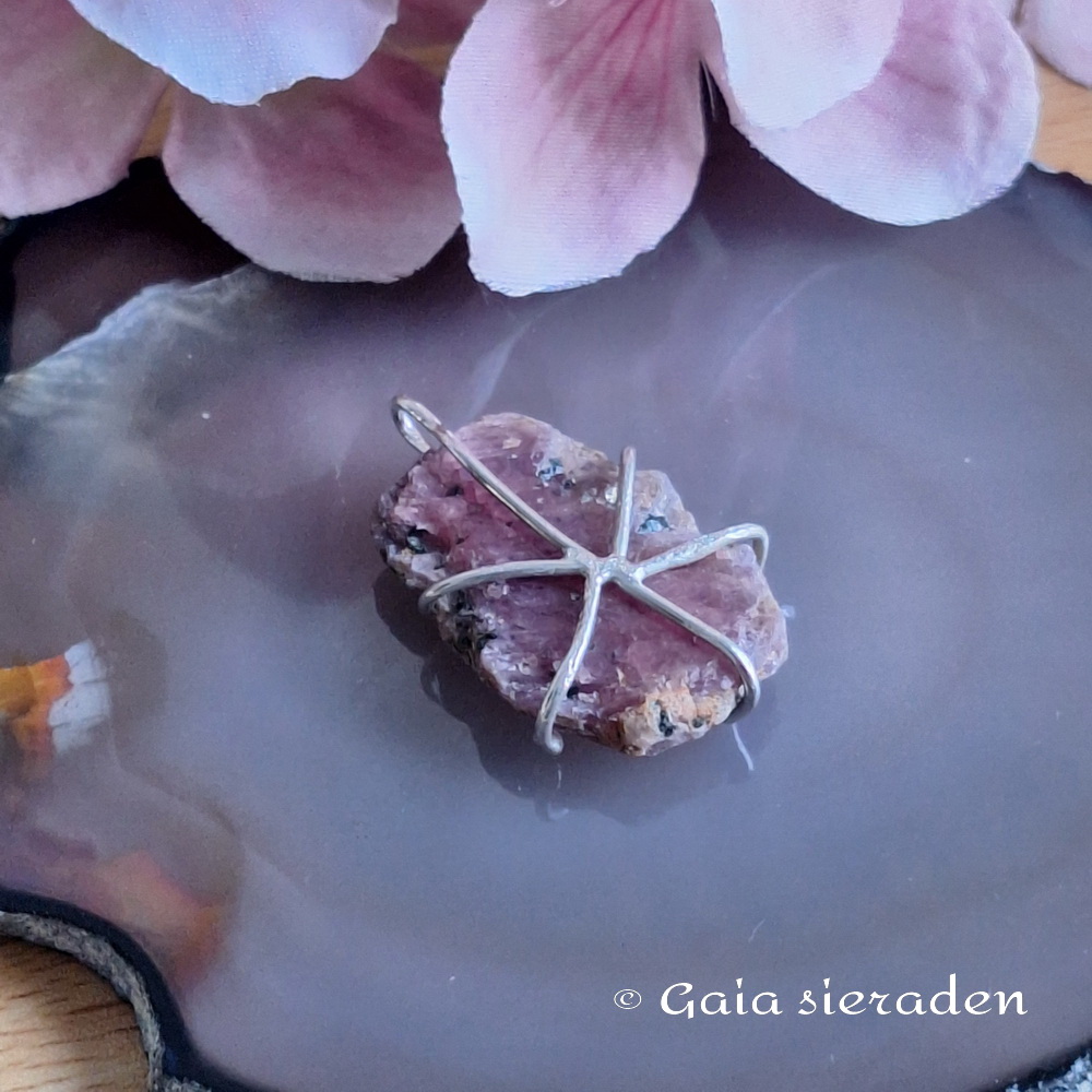 Robijn hanger ruw ovaal