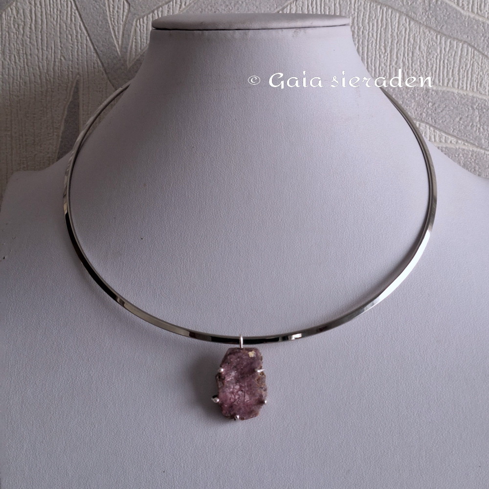 Robijn hanger ruw ovaal