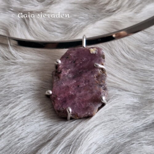 Robijn hanger ruw ovaal