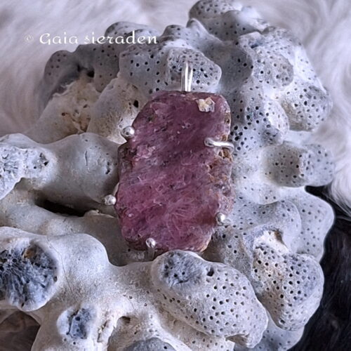 Robijn hanger ruw ovaal