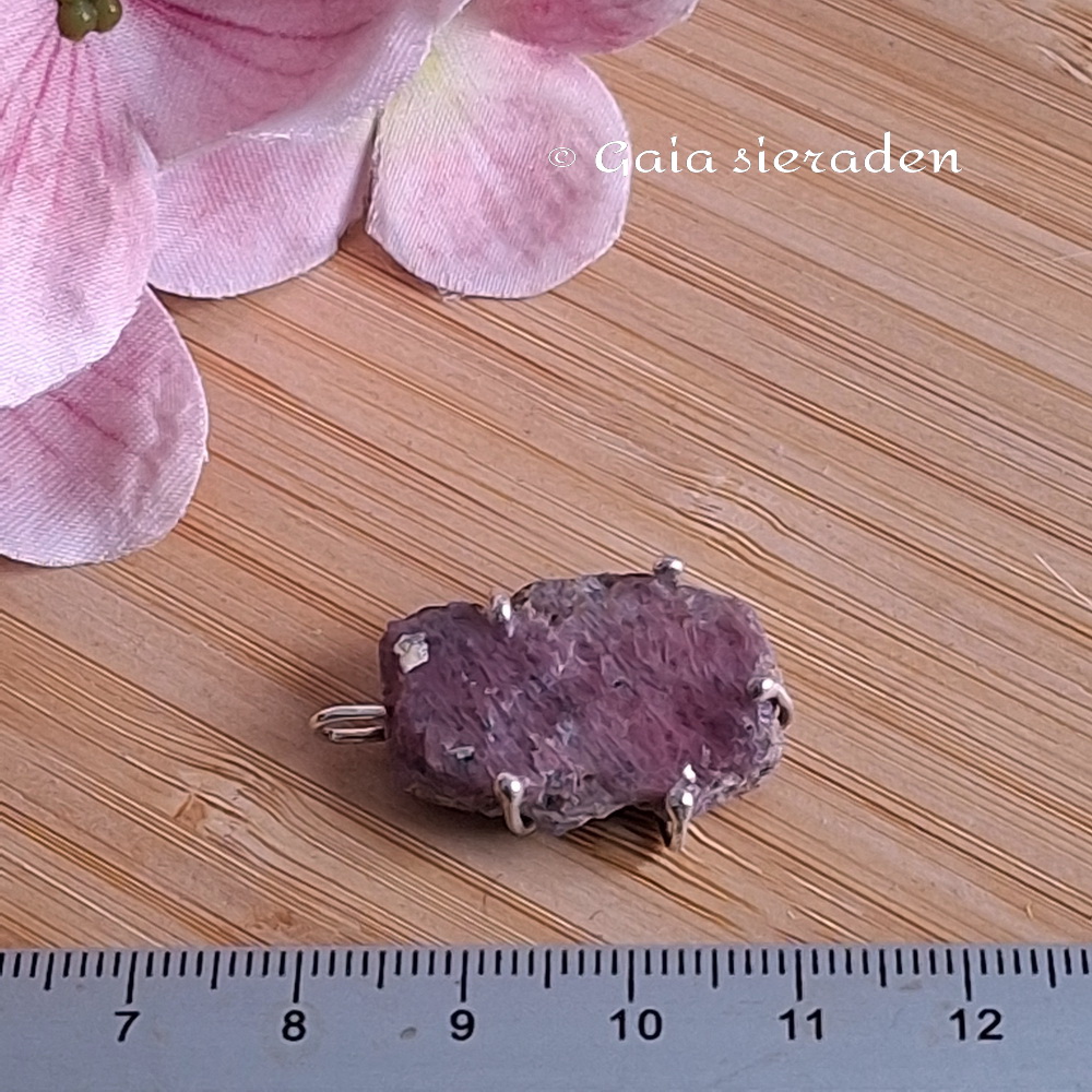 Robijn hanger ruw ovaal