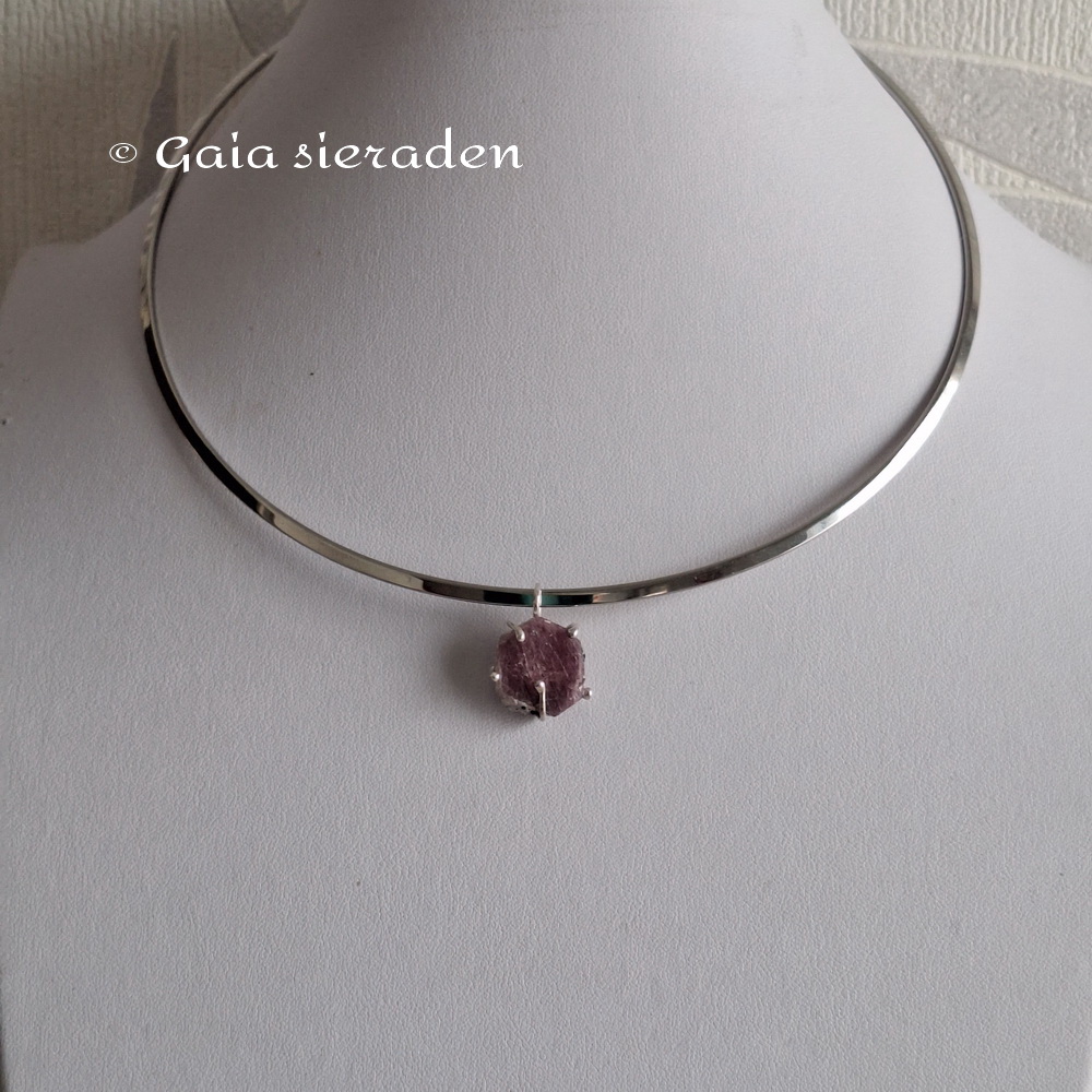 Robijn hanger ruw rond