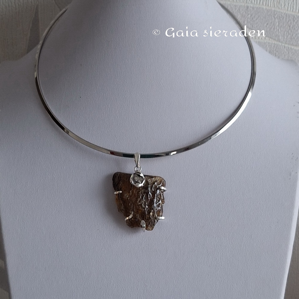 Barnsteen hanger met gietzilver