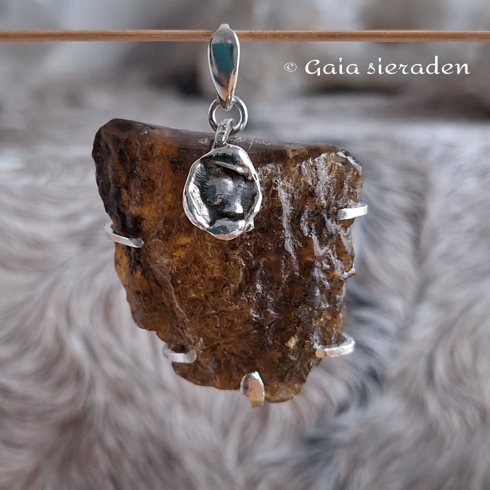 Barnsteen hanger met gietzilver