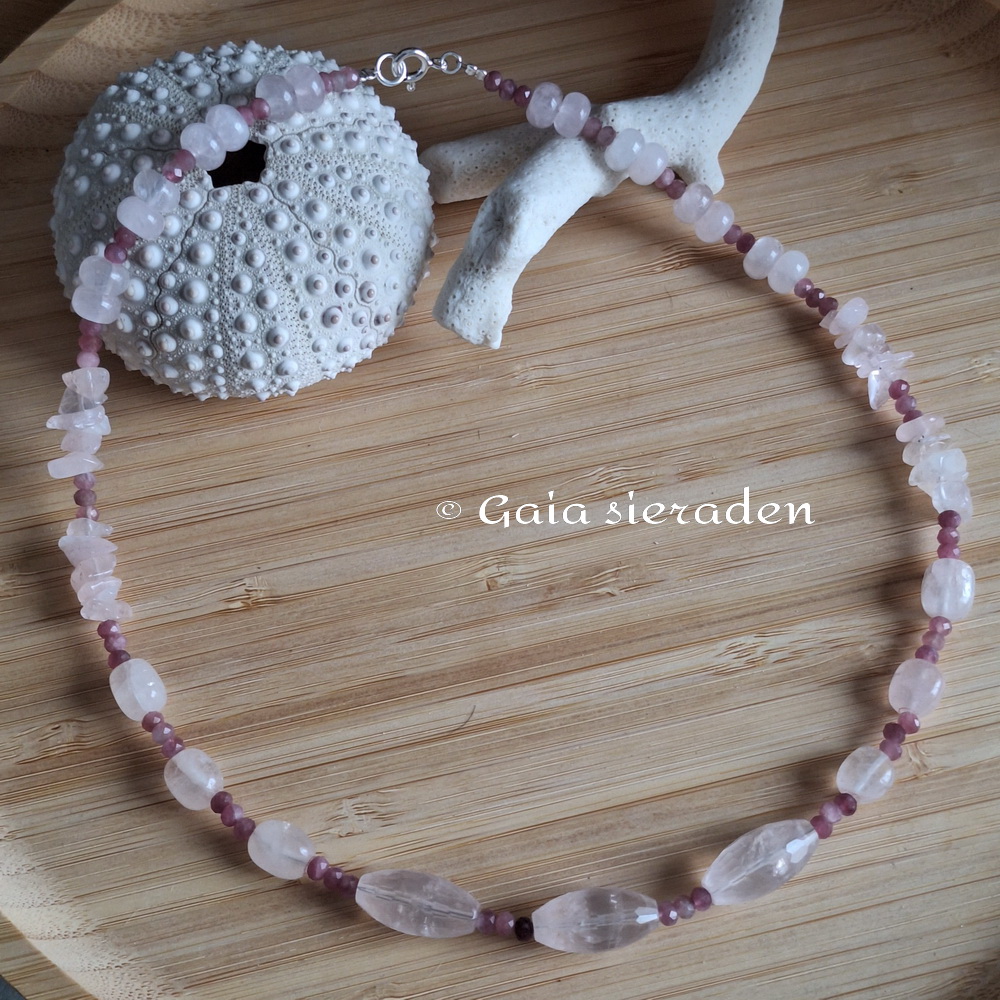 Rozekwarts facet ketting met Robijn
