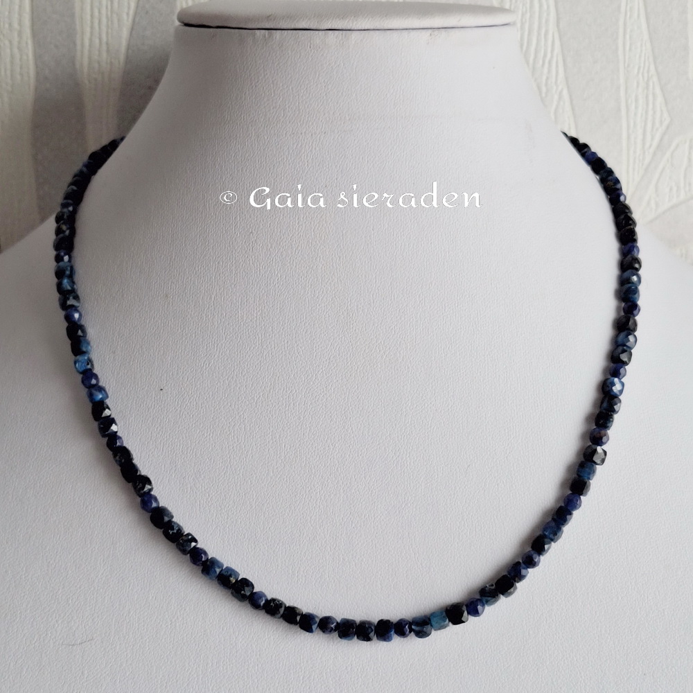 Kyaniet ketting facet