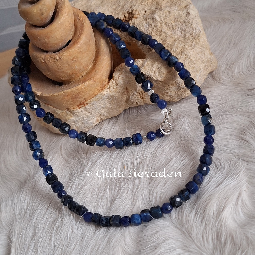 Kyaniet ketting facet