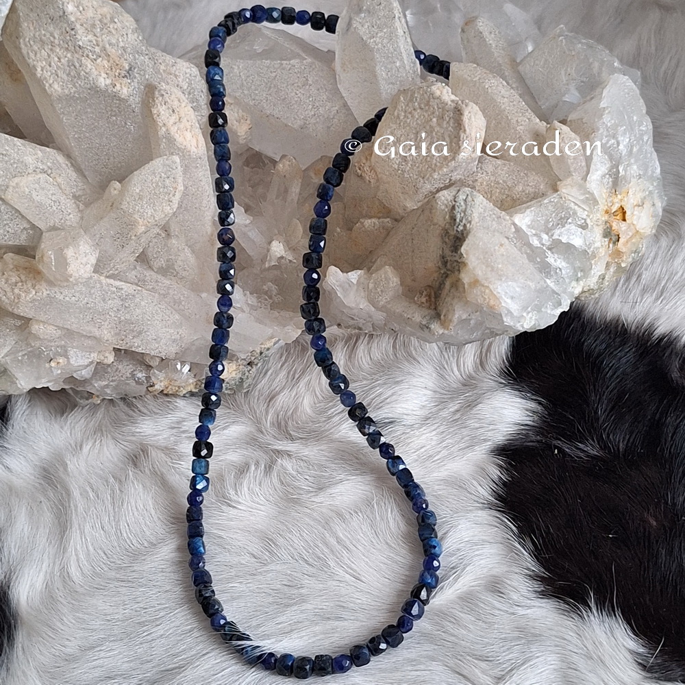 Kyaniet ketting facet