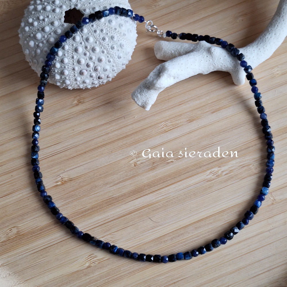 Kyaniet ketting facet