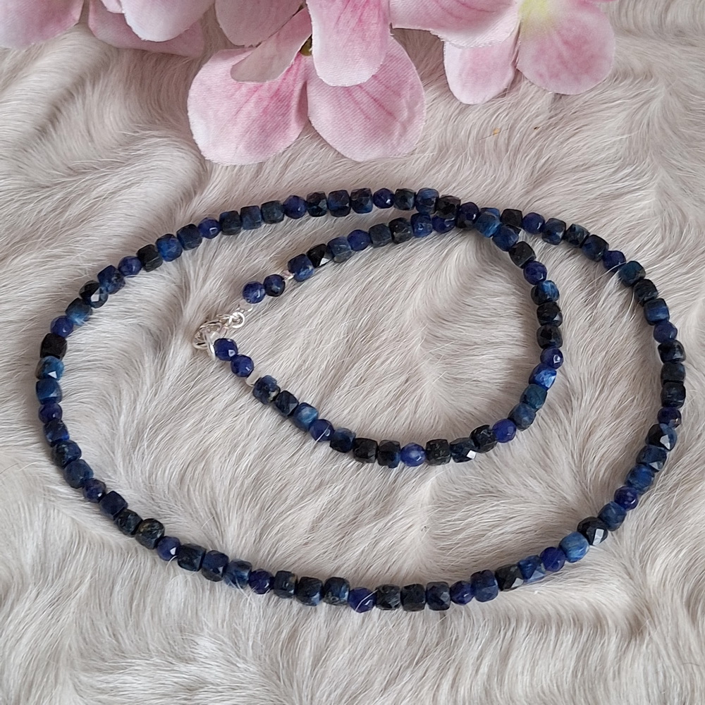 Kyaniet ketting facet