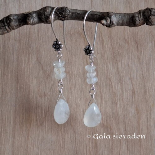 Maansteen zilveren oorbellen Isis