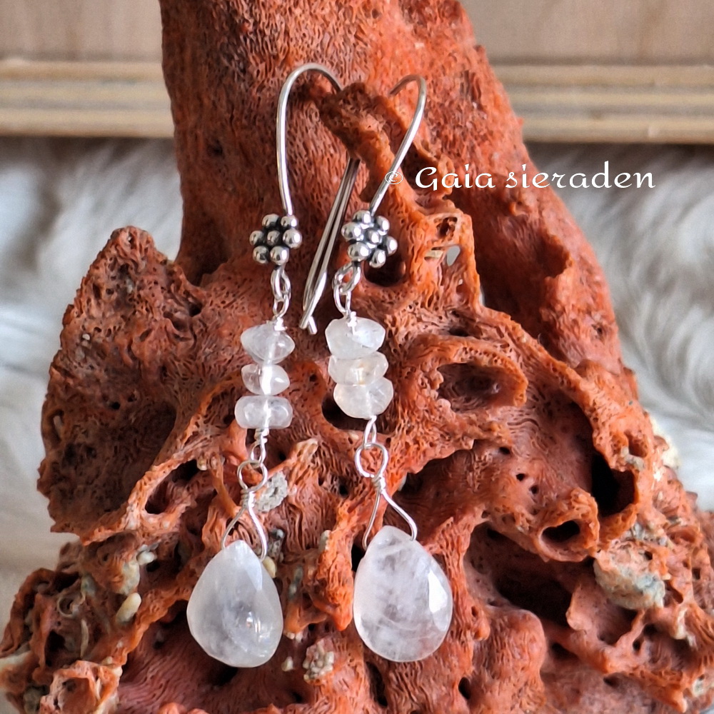 Maansteen zilveren oorbellen Isis