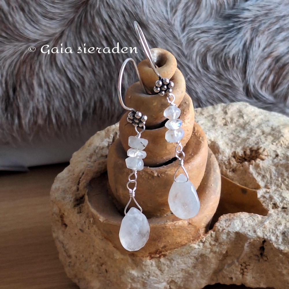 Maansteen zilveren oorbellen Isis