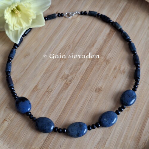 Dumortiriet en Parel ketting