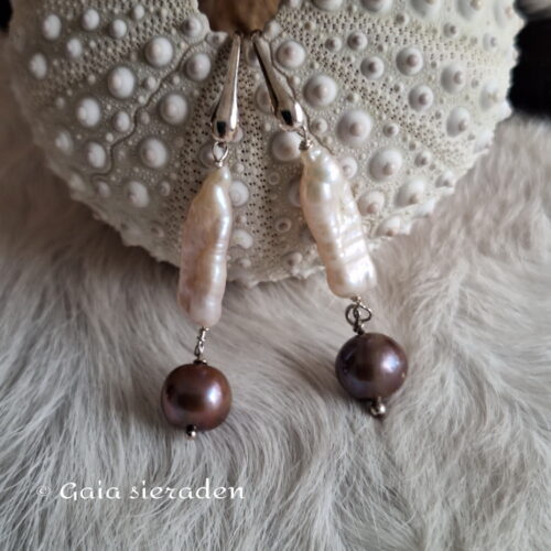 Parel oorbellen bruin en Biwa