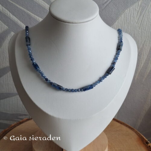 Kyaniet ketting