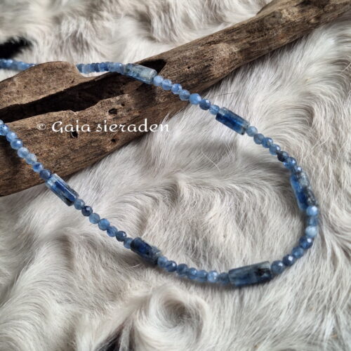 Kyaniet ketting